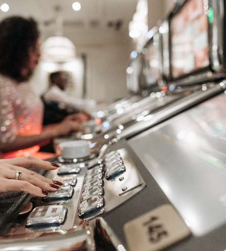 Online Slots vs Land-Based Slots: Pros and Cons