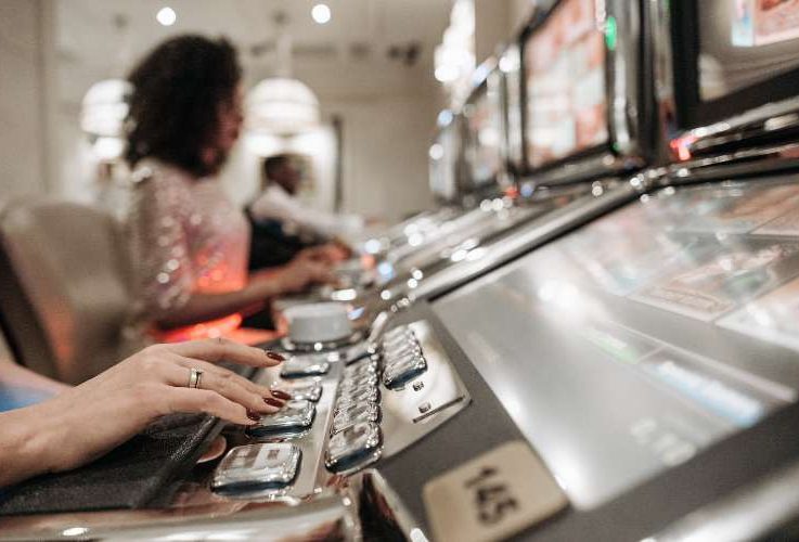 Online Slots vs Land-Based Slots: Pros and Cons